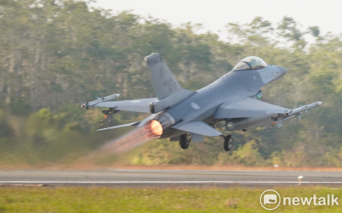 空軍第四戰術戰鬥機聯隊進行緊急起飛演練。 圖：張良一/攝