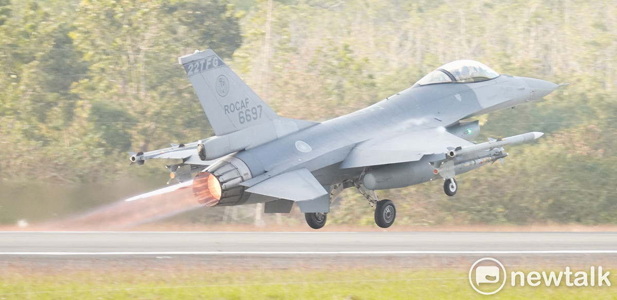 空軍第四戰術戰鬥機聯隊進行緊急起飛演練。 圖：張良一/攝