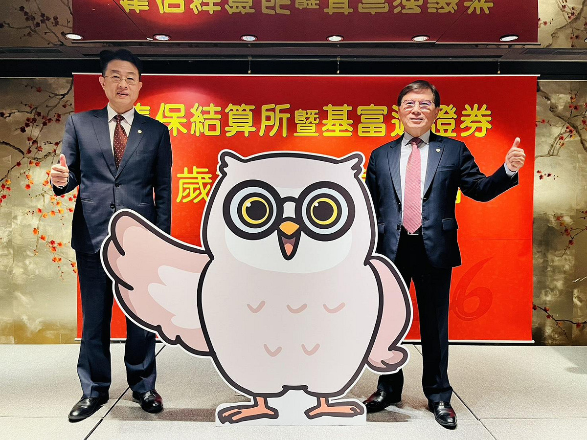 臺灣集保結算所董事長林丙輝（右）與總經理陳德鄉（左）偕同集保吉祥物「阿鷹」。 圖：集保所／提供