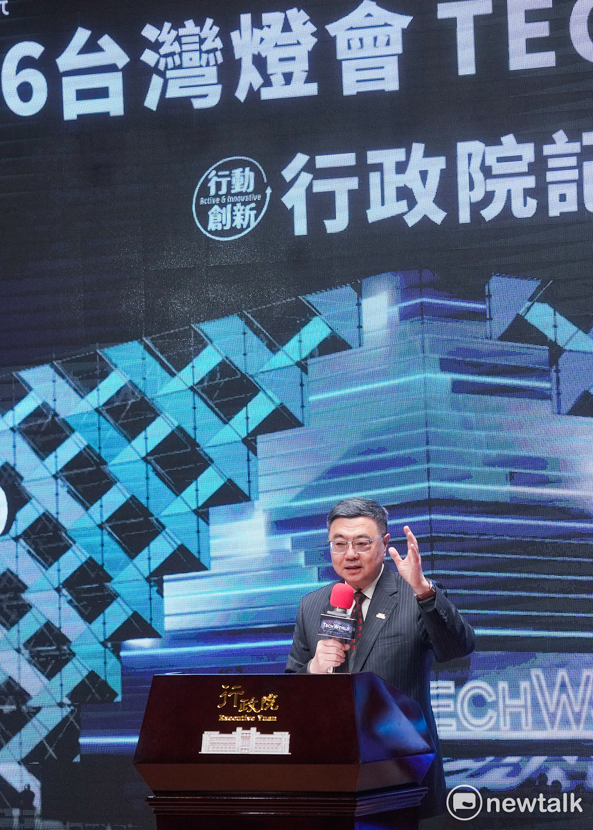行政院長卓榮泰今（4）天上午出席「2026年台灣燈會TECH WORLD館」記者會。 圖：張良一/攝