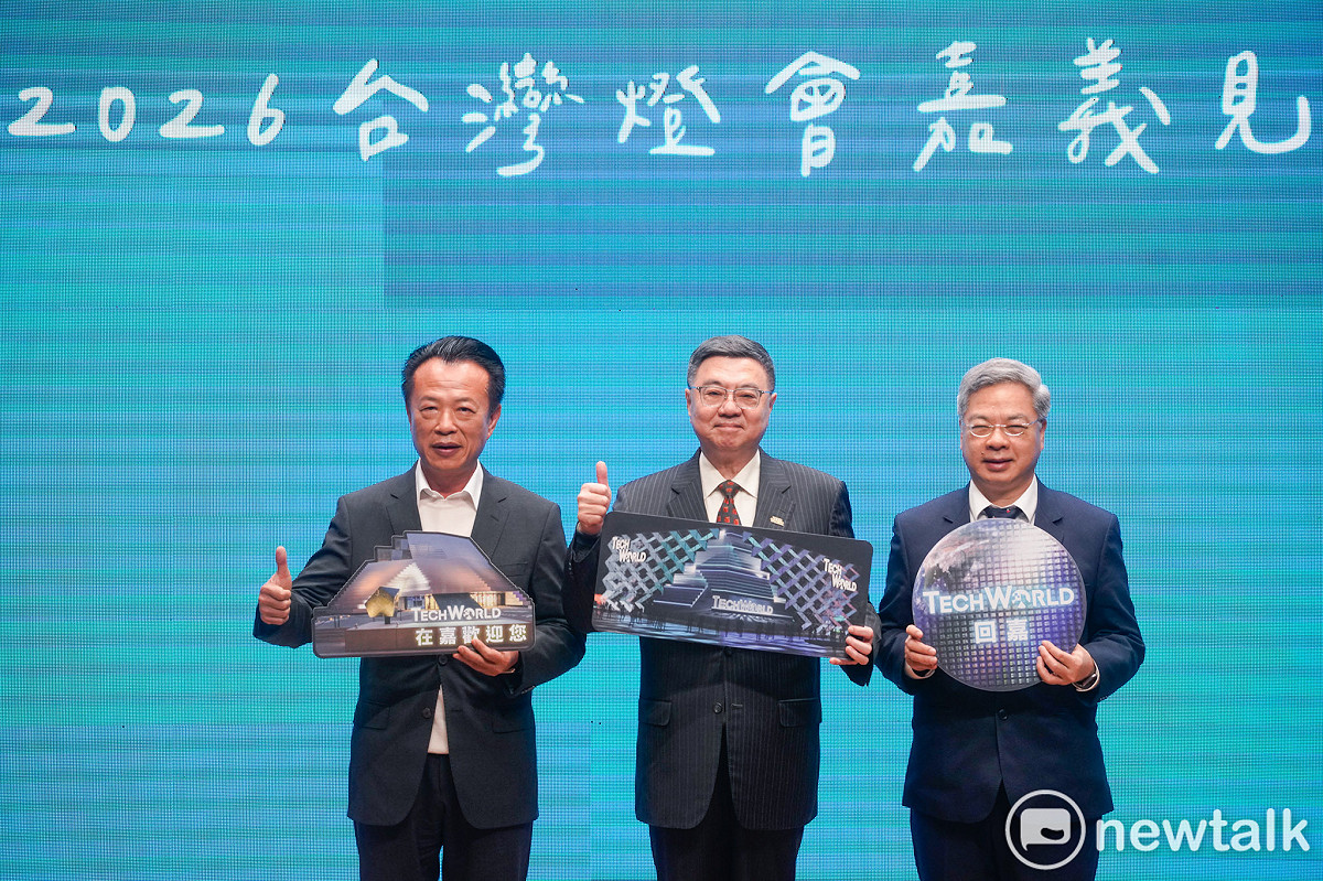 行政院長卓榮泰、經濟部長龔明鑫、2026台灣燈會所在地的嘉義縣長翁章梁今（4）天上午共同出席「2026年台灣燈會TECH WORLD館」記者會。 圖：張良一/攝