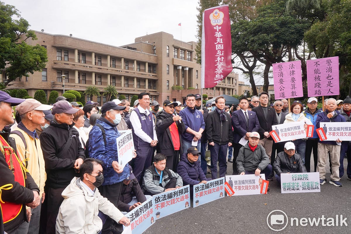 國民黨立委吳宗憲、林沛祥、牛煦庭上午陪同退休警消在行政院陳情，要求政府返還他們的退休權益。 圖：張良一/攝