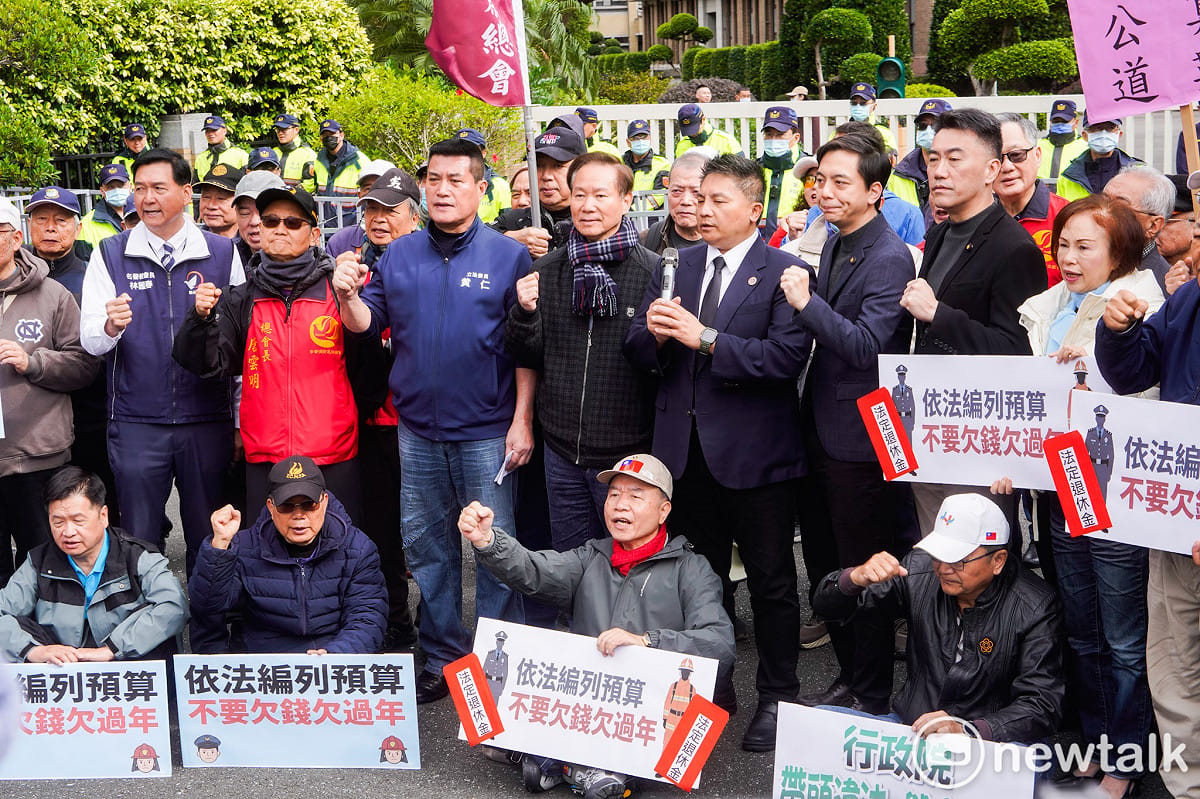 國民黨立委吳宗憲、林沛祥、牛煦庭上午陪同退休警消在行政院陳情，要求政府返還他們的退休權益。 圖：張良一/攝
