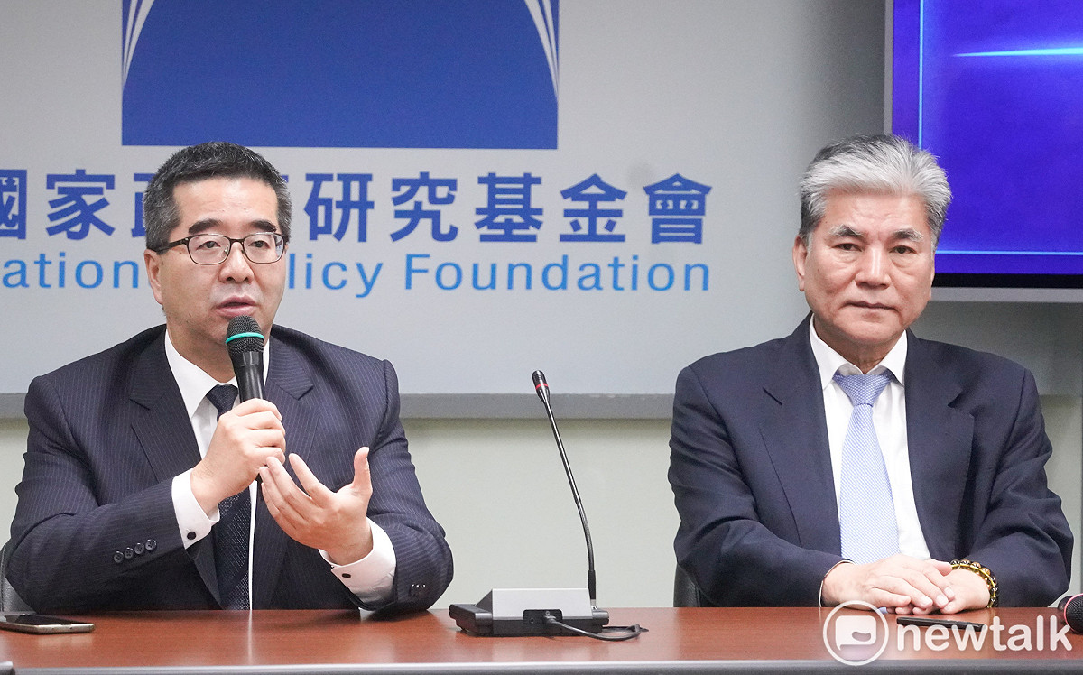 國民黨副主席蕭旭岑（左）、國家政策研究基金會副董事長李鴻源（右）舉行記者會，說明前往中國訪問的成果。 圖：張良一/攝
