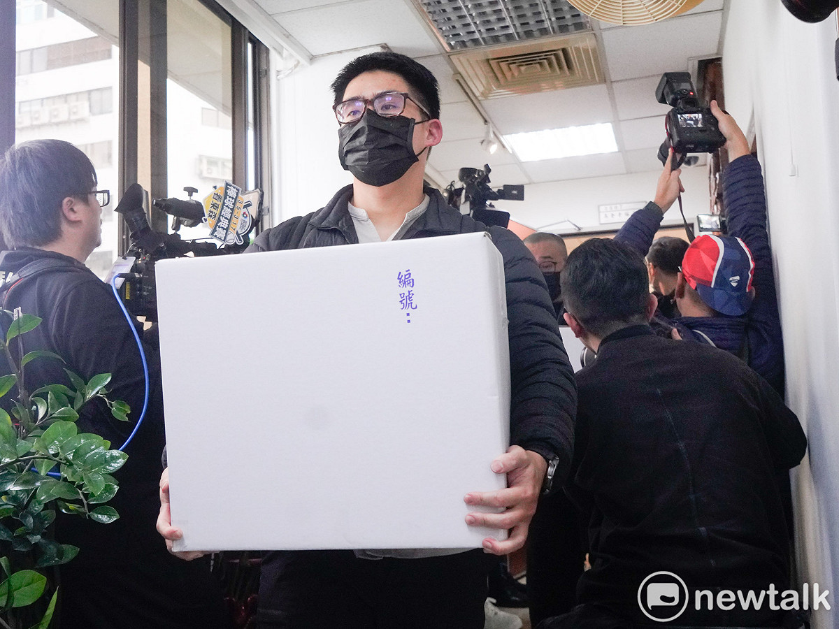 北檢主任檢察官曾揚嶺（前）共與調查局國安站主任楊任之共同率隊搜索立委高金素梅辦公室，並帶回相關物證。圖為檢調人員用紙箱將相關物證帶回。 圖：張良一／攝