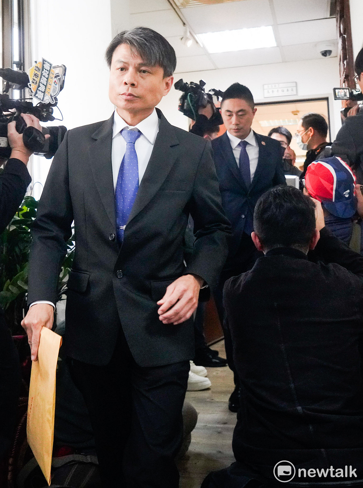 調查局國安站主任楊任之（左前）、北檢主任檢察官曾揚嶺共同率隊搜索立委高金素梅辦公室，並帶回相關物證。 圖：張良一／攝