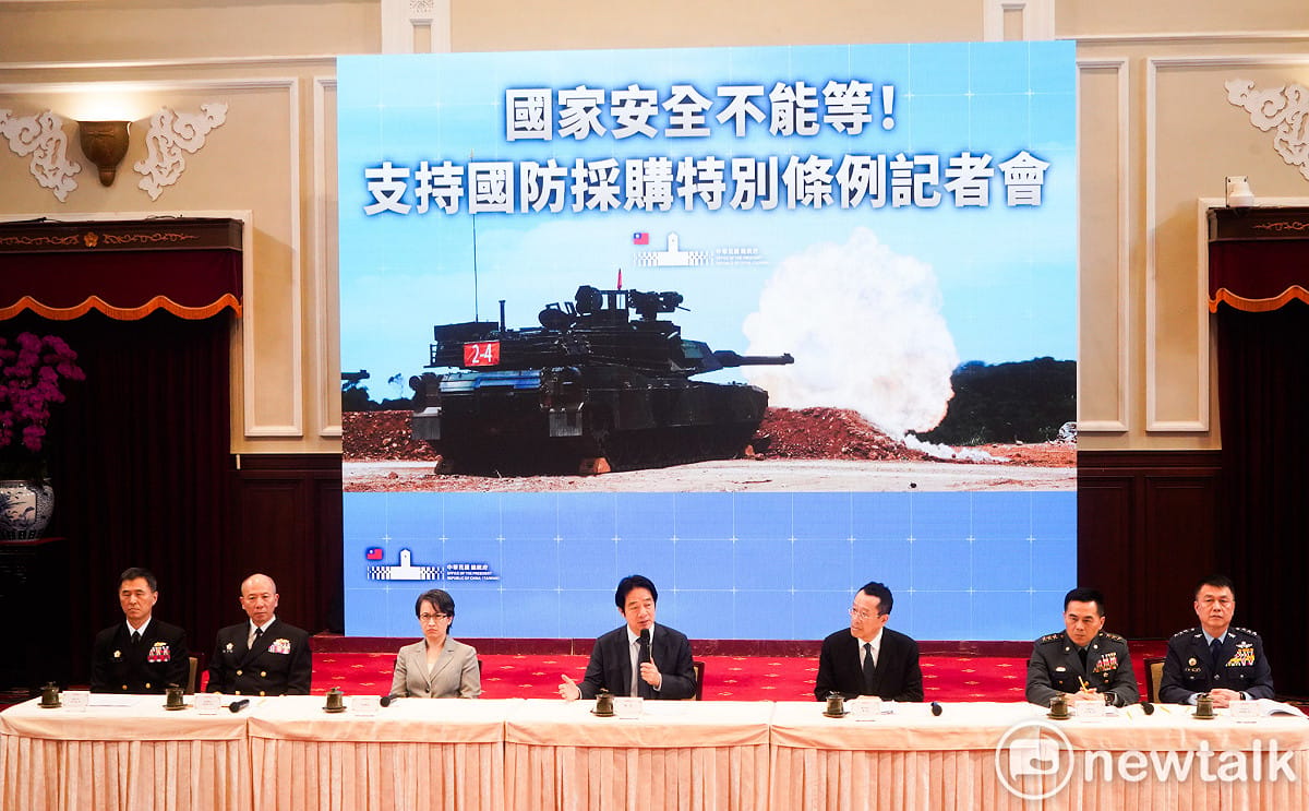 總統賴清德上午率副總統蕭美琴、國防部長顧立雄、參謀總長梅家樹和三軍司令在總統府主持「國家安全不能等！支持國防採購特別條例」記者會，呼籲立法院儘速審查1.25兆國防特別預算條例。 圖：張良一/攝