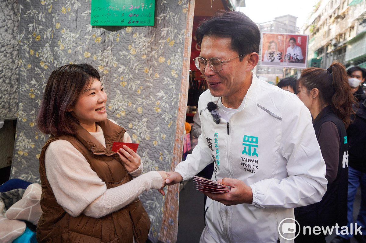有意角逐新北市長的民眾黨主席黃國昌日前到板橋福德市場掃街拜票。 圖：張良一/攝（資料照）