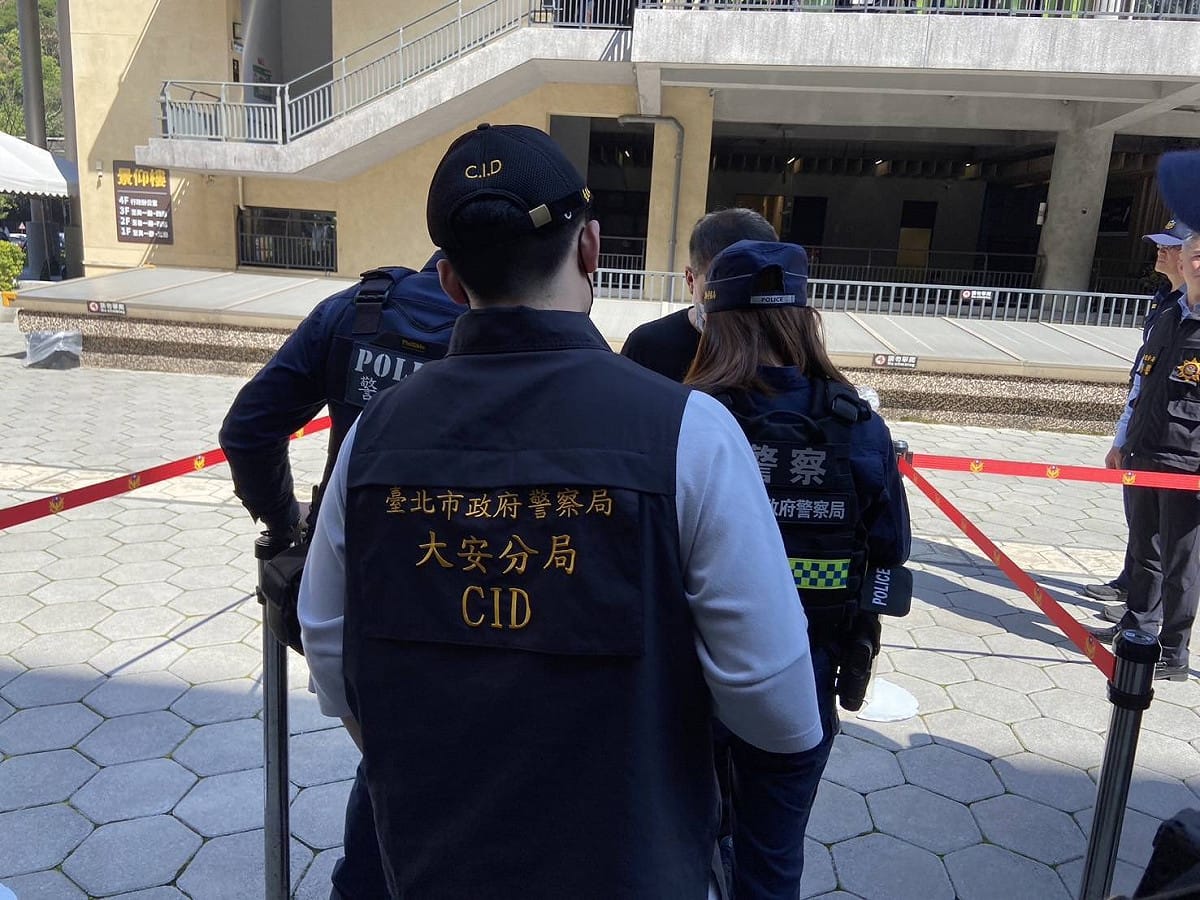 竹聯幫大老吳敦今（15）日舉行告別式，警方中午於台北市懷愛館嚴陣以待，為維護告別式現場的治安與秩序。 圖：北市大安分局偵查隊／提供