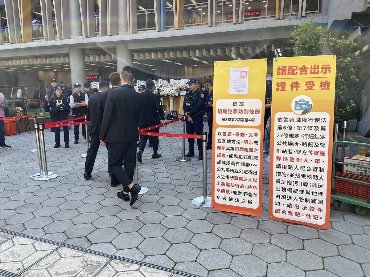 警方透過執法的管制措施，於本次告別式上總計盤查 30 多名參與人士，勤務過程中亦無發生治安滋擾事件。 圖：北市大安分局偵查隊／提供
