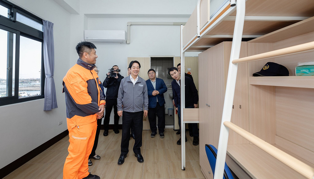 賴清德稍早參觀了安檢所廳舍的寢室，在他上任後，持續提升同仁工作與生活的品質，今年也編列 1.4 億元翻新老舊海巡廳舍以改善工作及生活環境。 圖：賴清德臉書粉專