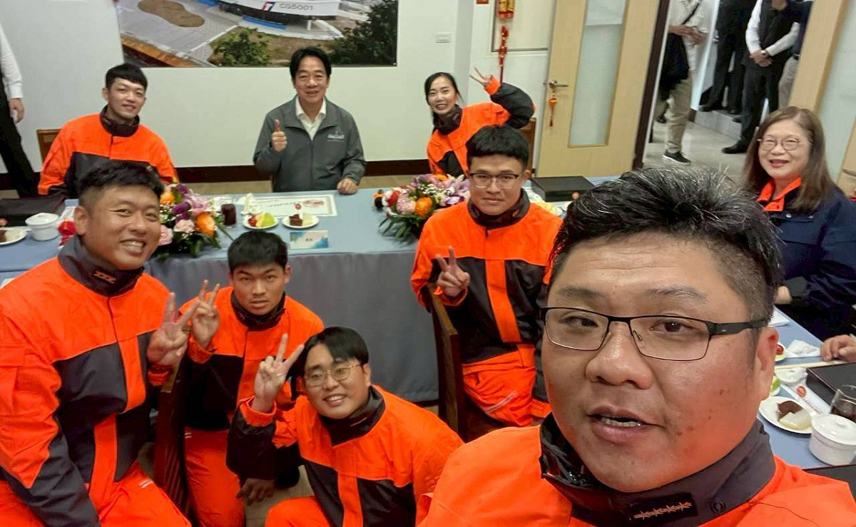 除了致贈加菜金與福袋外，賴清德更實地參觀廳舍設施並與同仁共進午餐話家常，深入了解第一線單位執勤環境與實務運作情形。 圖：海巡署／提供