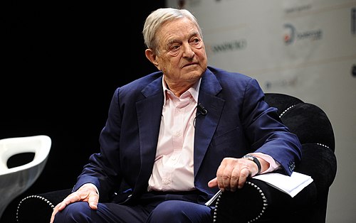 分析師指出，索羅斯第四季的策略很明確：透過微軟與輝達鎖定 AI 核心價值，避開如 Snowflake 等波動較大的雲端數據股，並藉由黃金與公用事業股，規避地緣政治與總體經濟的不確定性。 圖：Wikipedia