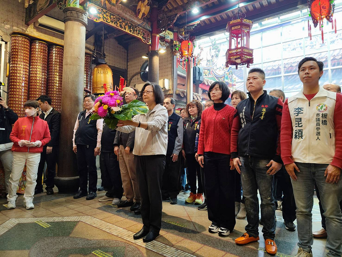 蔡英文在活動中致詞，強力支持民進黨提名的新北市候選人蘇巧慧。 圖：翻攝自接雲寺臉書