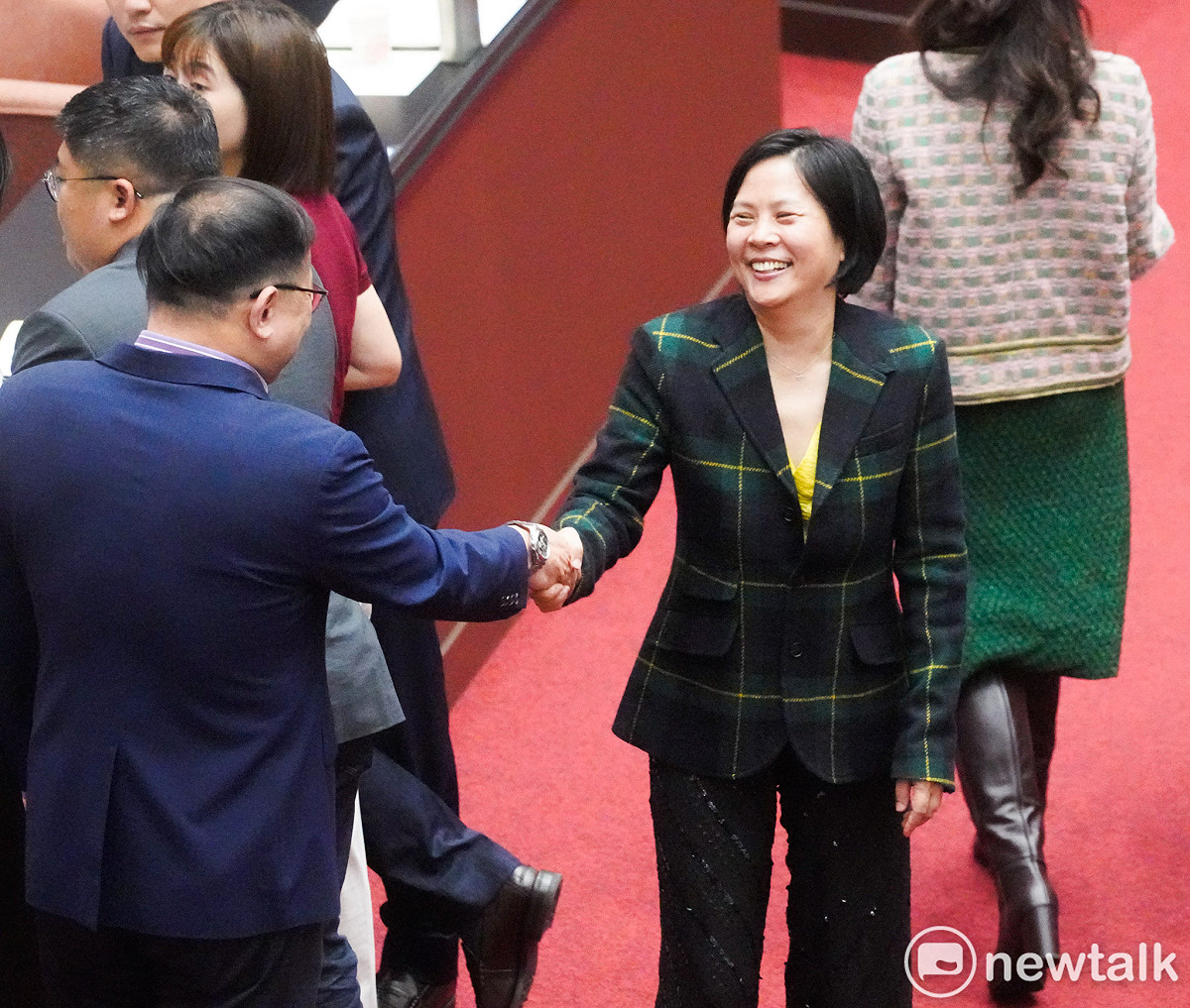 立法院今開議，目前仍具有中國籍身份的民眾黨立委李貞秀和民進黨立委王義川在議場內愉快的交談。 圖：張良一/攝