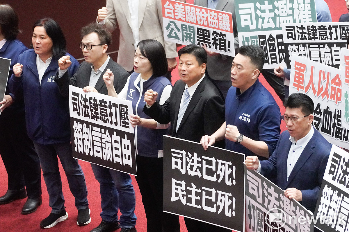立法院今開議，國民黨立委在行政院長卓榮泰進行施政報告前在議場前舉牌呼口號。 圖：張良一/攝
