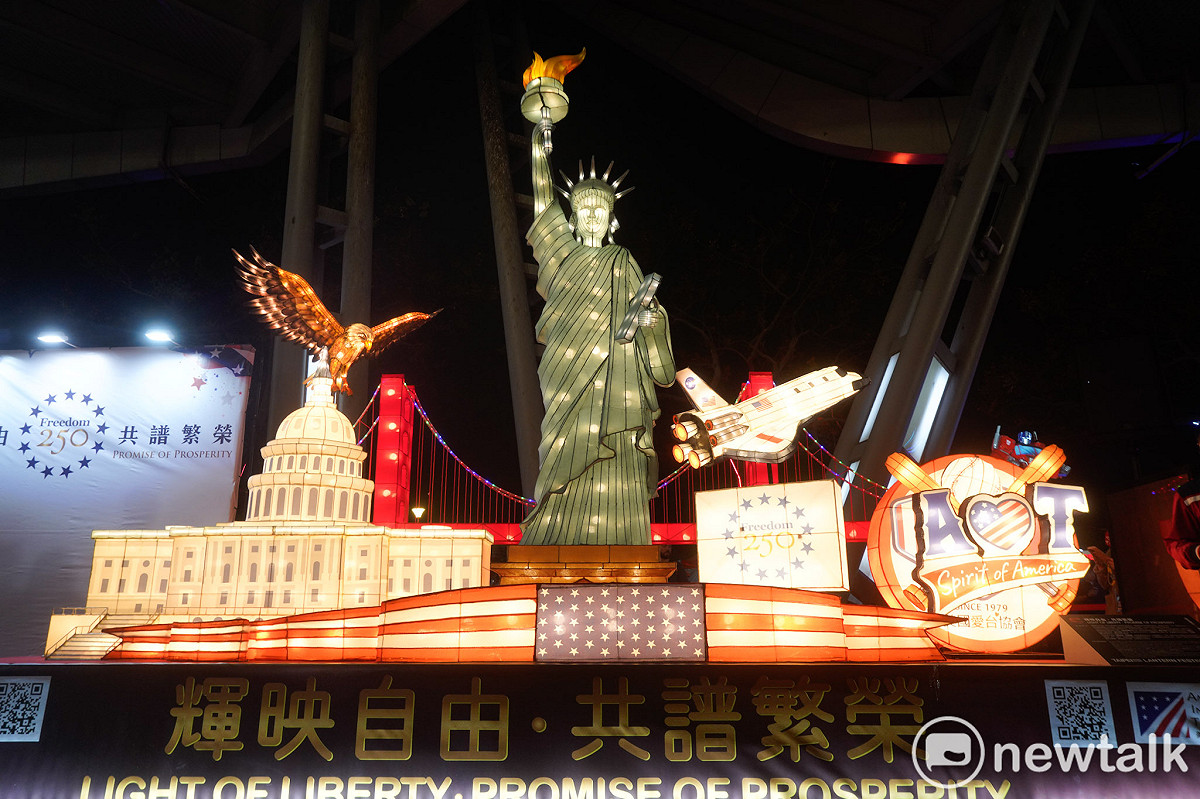 2026台北燈節今晚在花博展區點燈儀式，點亮《變形金剛 TRANSFORMERS》-柯博文主燈後，正式揭開序幕。圖為美國在台協會首度參加台北燈節的作品。 圖：張良一/攝