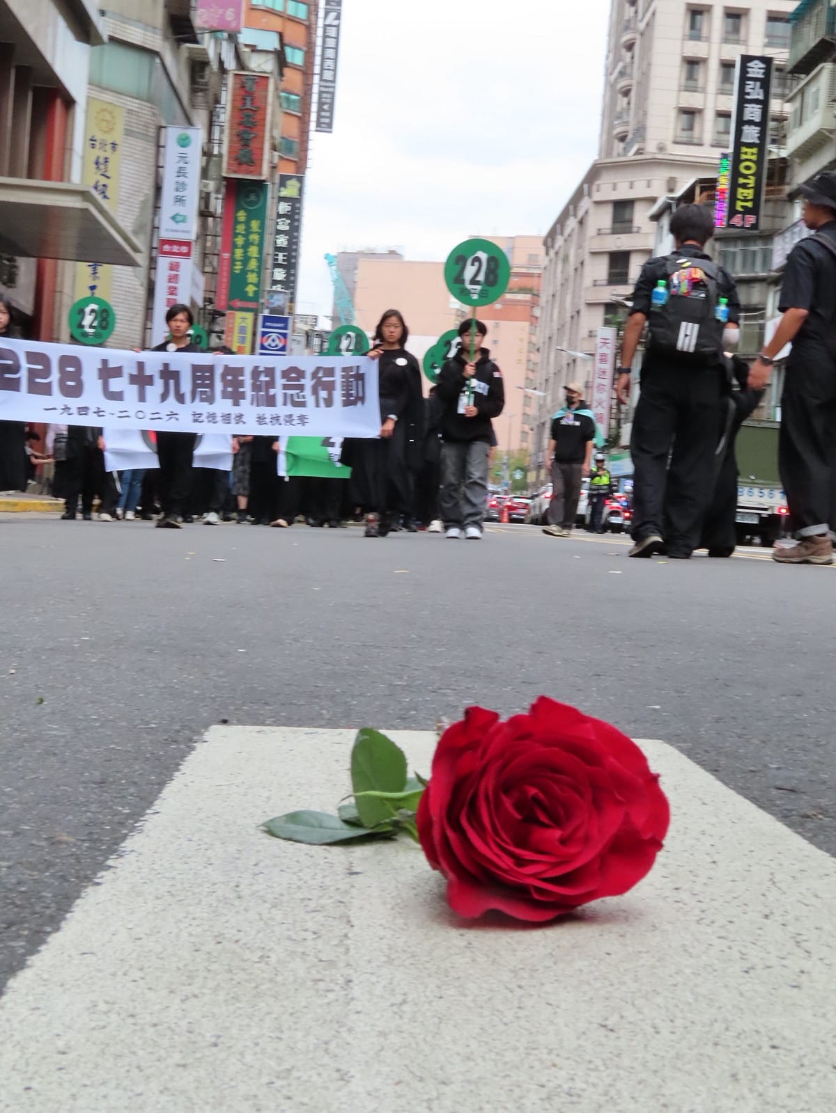二二八和平紀念日在即，民團舉辦「228.0」紀念活動，與天馬茶行舊址前進行撒花儀式。 圖：金大鈞/攝