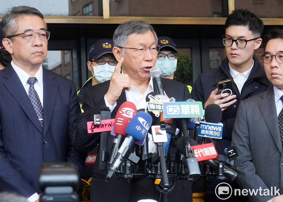 台灣民眾黨創黨主席柯文哲在法務部大門前舉行「追溯惡檢濫權 守護司法防線」記者會。 圖：張良一 / 攝