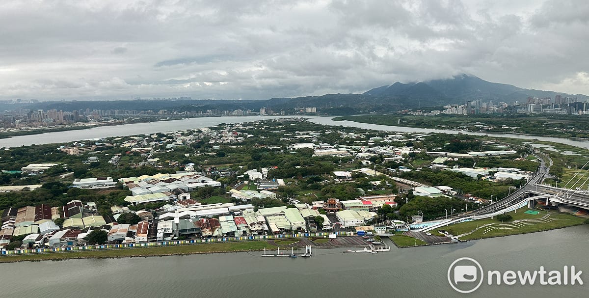 社子島開發始終是台北市政治攻防焦點，民進黨台北市議員林世宗日前質詢竟稱陳情居民「被妖惑」，時力議員參選人謝閔弘批評，直接打臉沈伯洋。 圖：張良一/攝