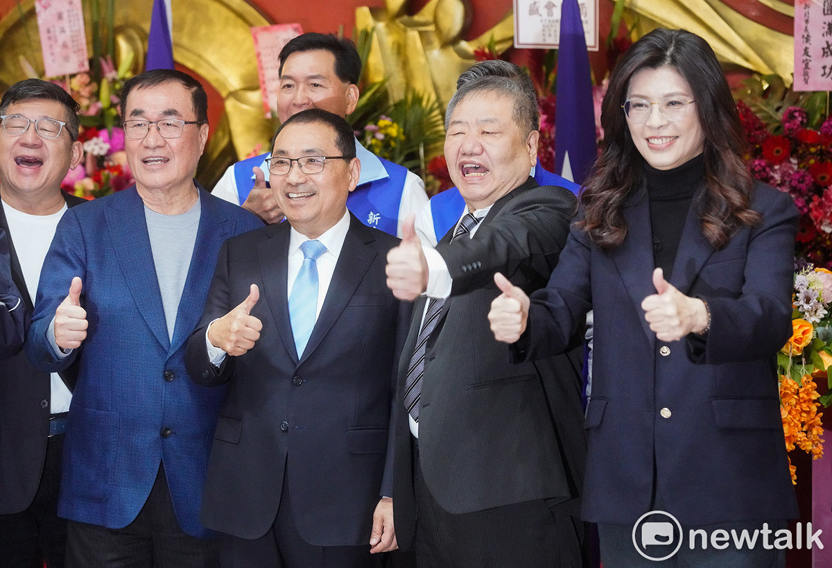 國民黨主席鄭麗文、新北市長侯友宜、台北市副市長李四川出席新北市議會國民黨團就職暨交接典禮並合影。 圖：張良一/攝