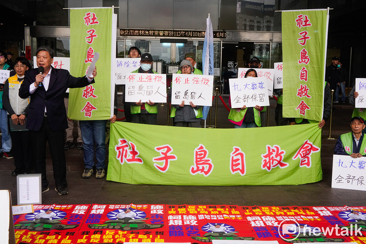 即將卸任的台北市副市長李四川今（9）日主持最後一次都市計畫委員會，進行社子島地區細部計畫案簡報。社子島自救會成員在會前在台北市政府大門前舉行記者會，痛批李四川毫無作為，並再度提出保留九大聚落、解除禁建等訴求。圖為政大退休教授徐世榮發言聲援社子島自救會。 圖：張良一/攝