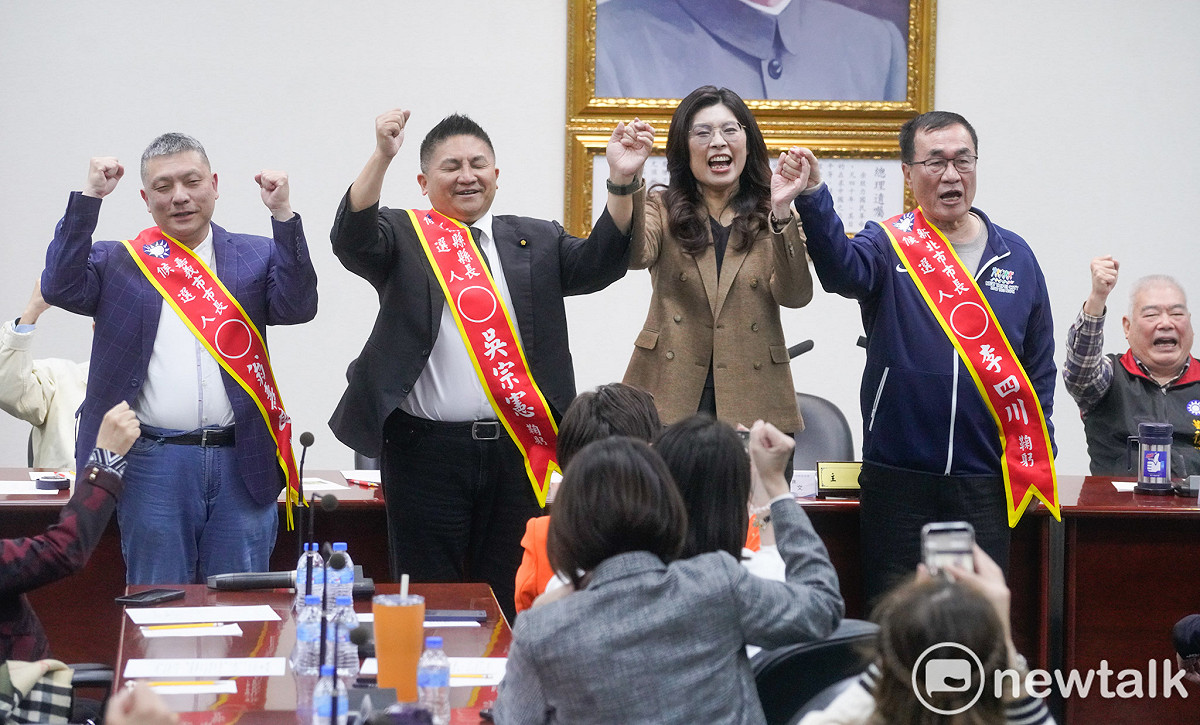 國民黨中常會通過提名新北市、宜蘭縣和嘉義市長候選人後，主席鄭麗文為李四川、吳宗憲和翁壽良披上彩帶。 圖：張良一/攝