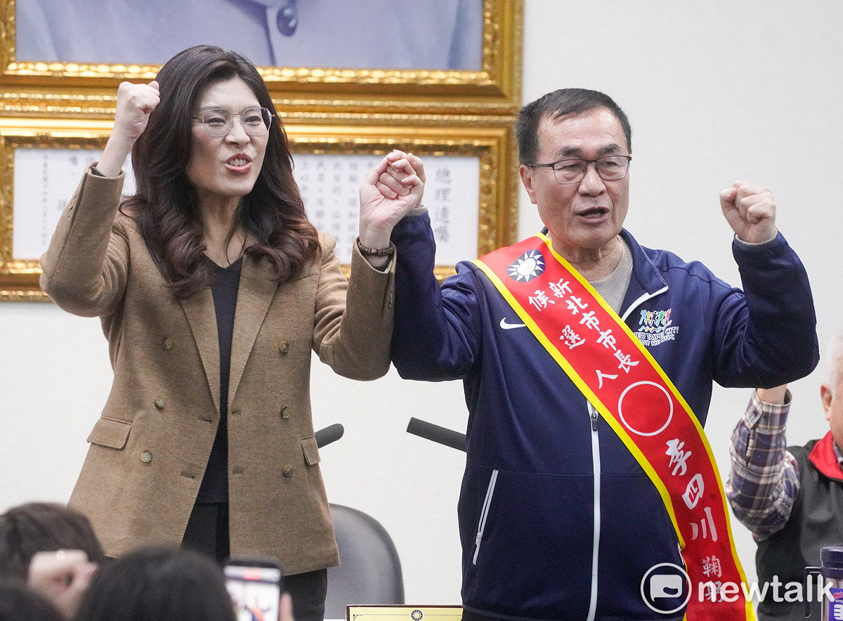 國民黨中常會通過提名新北市、宜蘭縣和嘉義市長候選人後，主席鄭麗文為新北市長候選人李四川披上彩帶。 圖：張良一/攝（資料照）