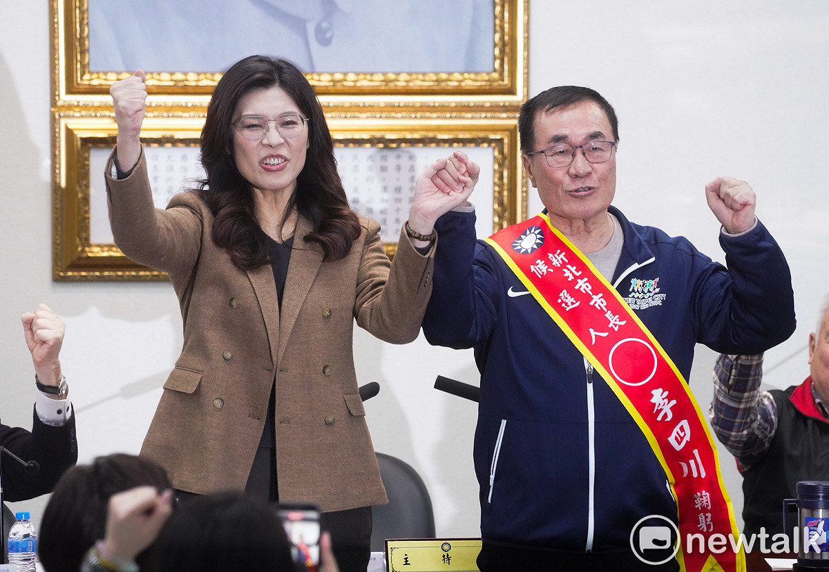 國民黨中常會通過提名新北市、宜蘭縣和嘉義市長候選人後，主席鄭麗文為新北市長候選人李四川披上彩帶。 圖：張良一/攝（資料照）