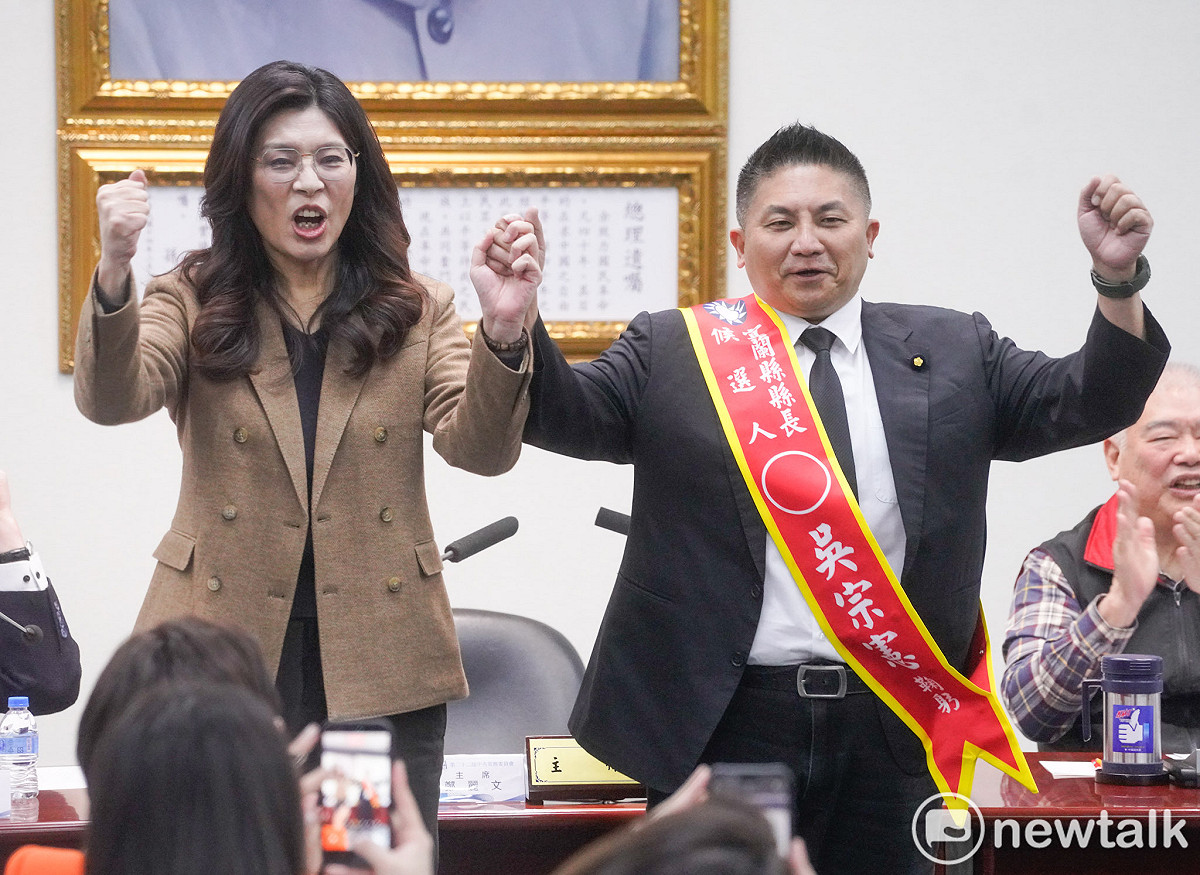 國民黨中常會通過提名新北市、宜蘭縣和嘉義市長候選人後，主席鄭麗文宜蘭縣長候選人吳宗憲披上彩帶。 圖：張良一/攝