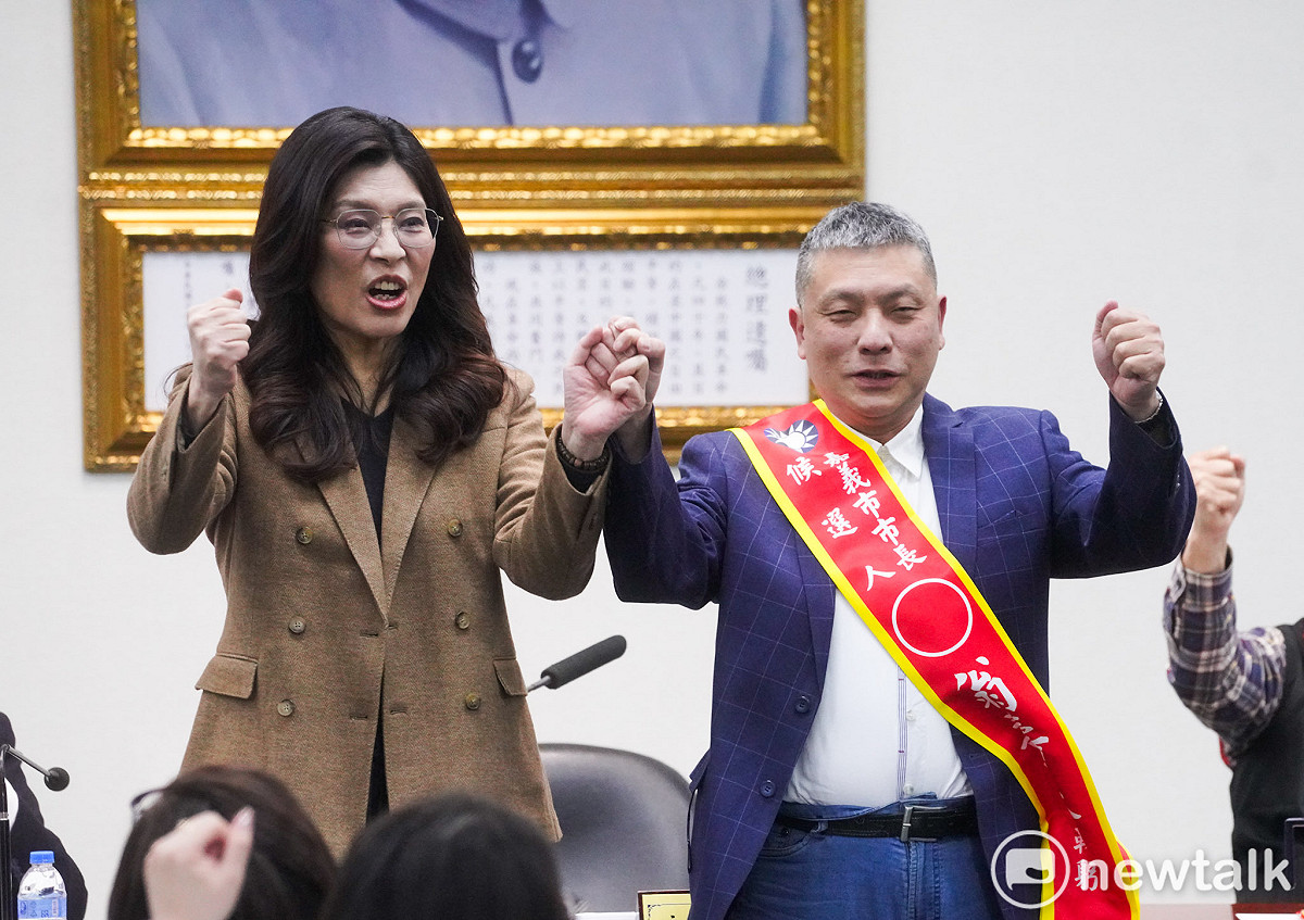 國民黨中常會通過提名新北市、宜蘭縣和嘉義市長候選人後，主席鄭麗文為嘉義市長候選人翁壽良披上彩帶。 圖：張良一/攝
