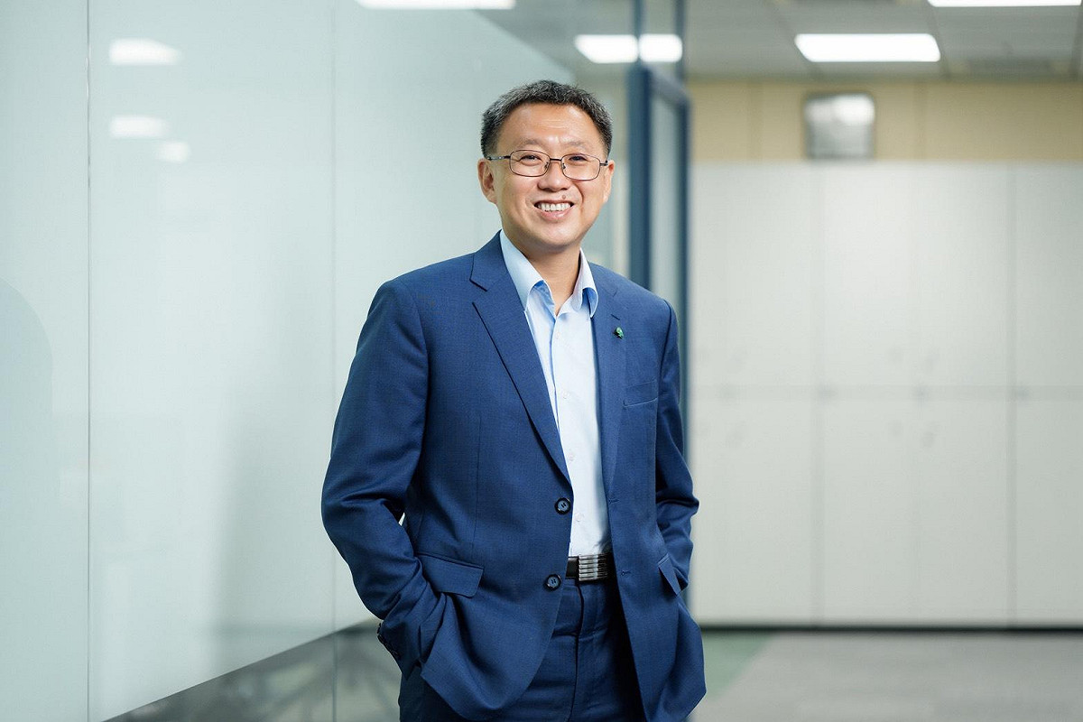 國泰人壽代理總經理林昭廷指出，接軌 IFRS 17 新制後，國壽將有一次性負面影響，但厚實的累積合約服務邊際（CSM）能支撐未來獲利，目前 CSM 餘額 5,119 億元，納入後使國壽的淨值達新台幣 9,140 億元，高於 IFRS 4 時的 7,490 億元，調整後的淨值比近 12%。 圖：國泰人壽／提供