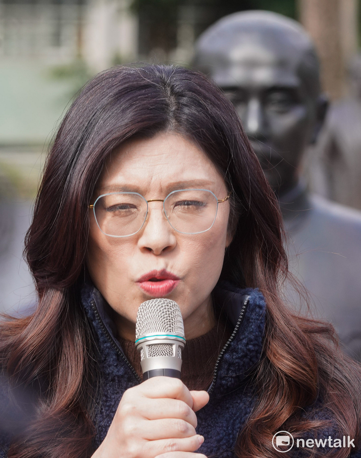 國民黨主席鄭麗文在副主席蕭旭岑等人的陪同下，在國父紀念館中山文化園區中山碑林舉行總理逝世101週年獻花致敬紀念活動。 圖：張良一/攝（資料照）