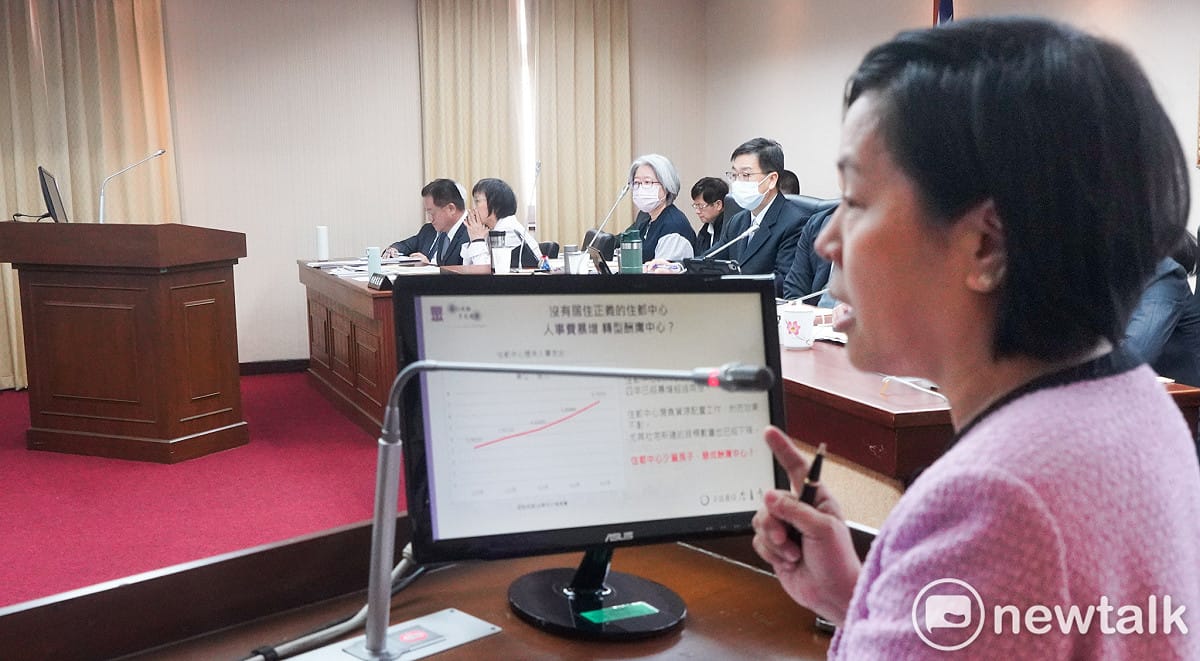 具中國籍身份的民眾黨不分區立委李貞秀昨日在內政委員會質詢，擔任召委的李柏毅以韓國瑜院長裁示，讓李貞秀上質詢檯，但也尊重行政官員不上檯發言權利。未來在外交及國防委員會恐上演同樣情形？國防部長顧立雄今日直言，將依照行政院指示辦理。 圖：張良一/攝