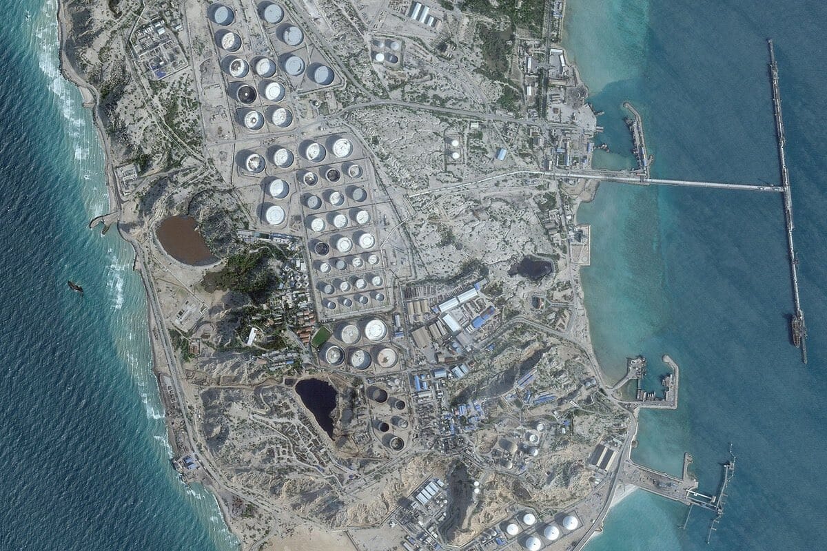 美軍不排除安排地面部隊空降到伊朗荷姆茲海峽的哈爾克島執行任務。 圖：翻攝自@rainbow78521