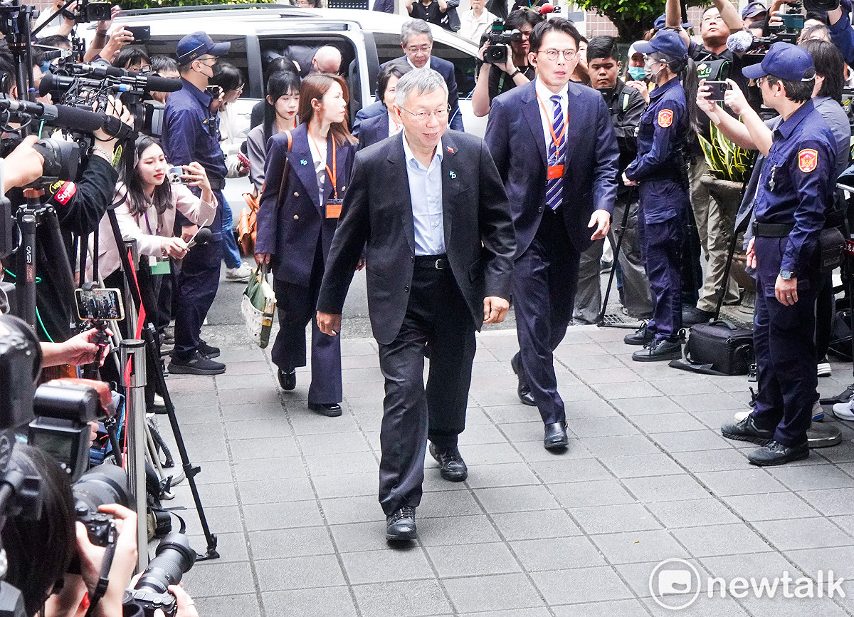 台北地方法院今對京華城案一審宣判，前台北市長柯文哲在民眾黨主席黃國昌等人的陪同下到庭聽判。 圖：張良一/攝