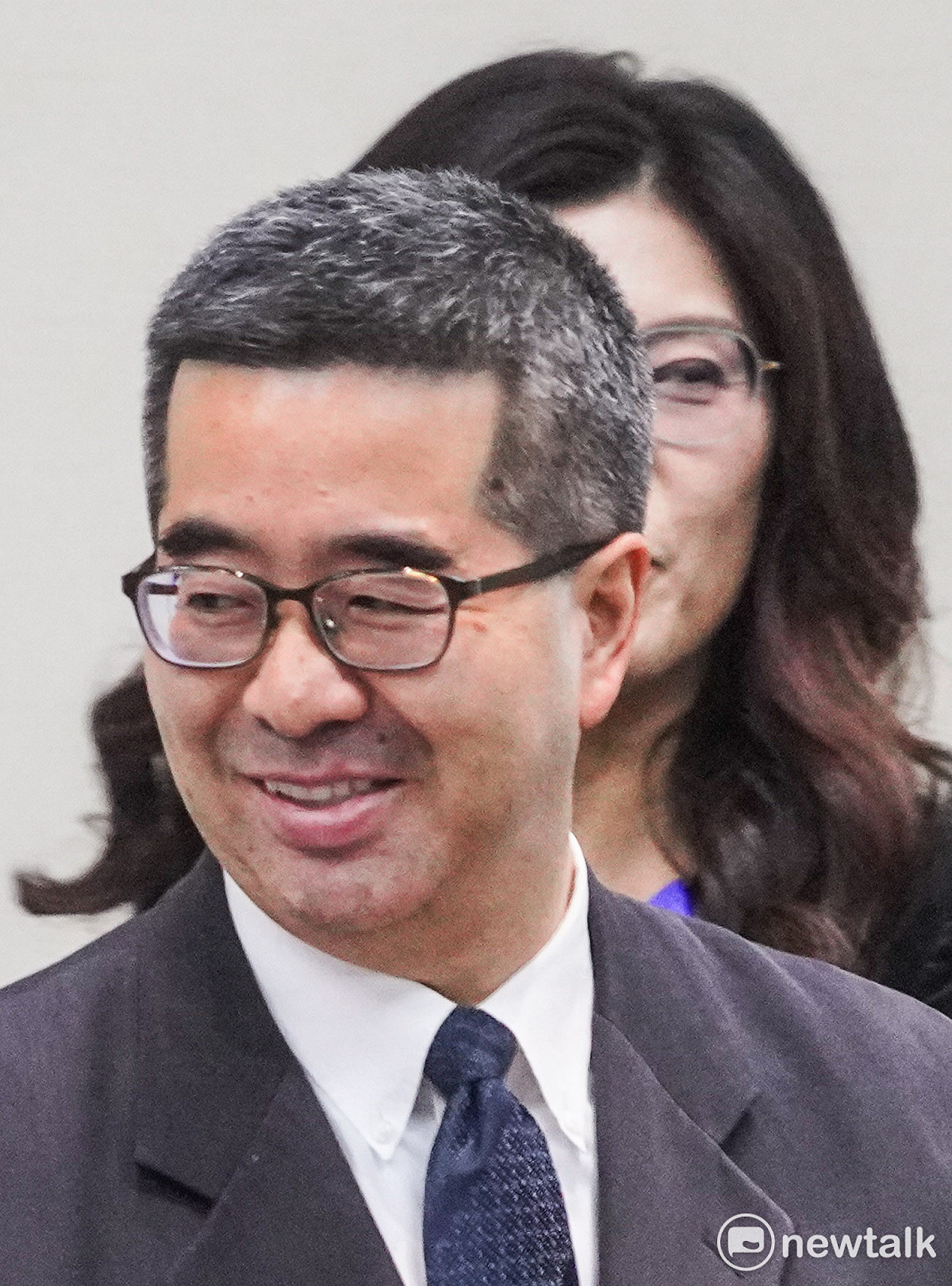 國民黨主席鄭麗文主持中常會前，和副主席蕭旭岑(前)交換意見。 圖：張良一/攝