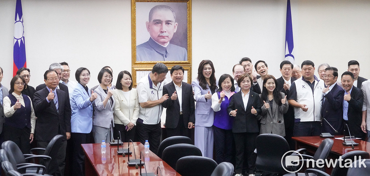 國民黨主席鄭麗文率團訪問中國舉行記者會，她向賴清德喊話：「沒有鄭賴會就沒有習賴會！」呼籲賴盡快和她會談。圖為記者會後鄭麗文和國民黨立委們合影。 圖：張良一/攝