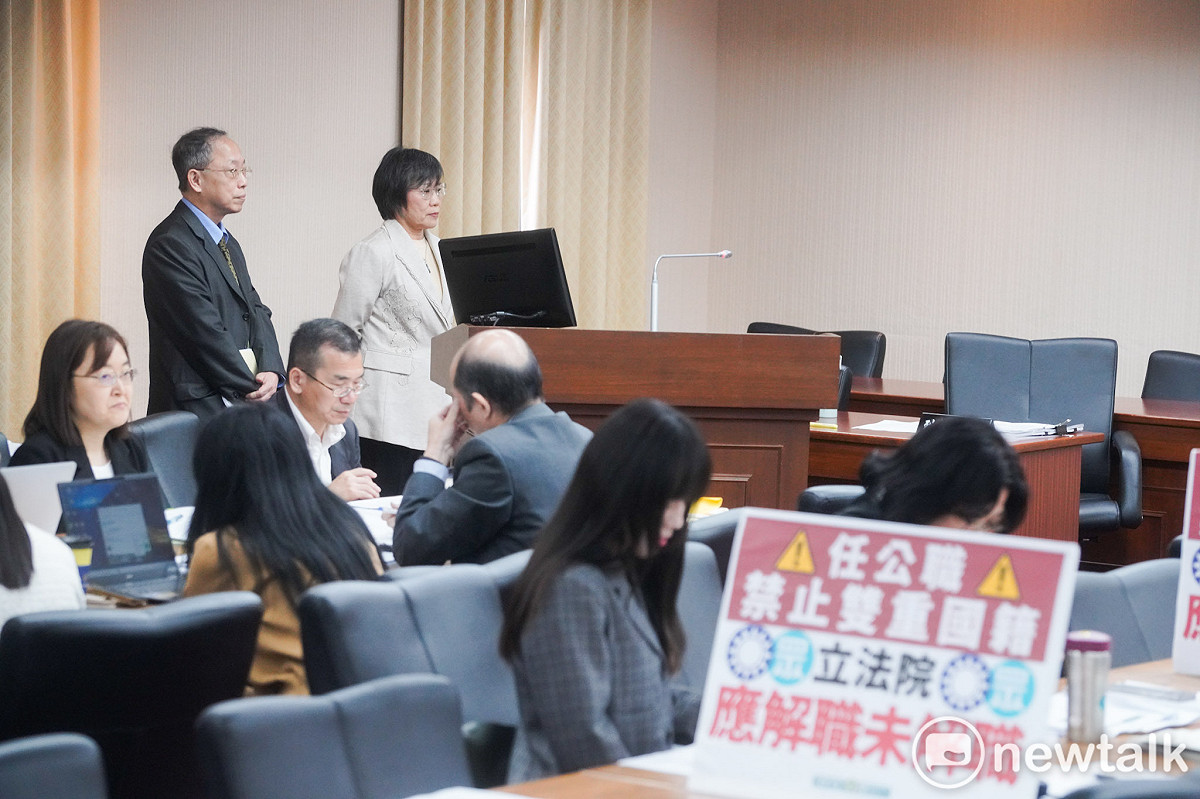 內政部長劉世芳在立院內政委員會備詢時，以民眾黨不分區立委不具立委資格，拒絕李貞秀的質詢。而民進黨立委則將「任公職禁止雙重國籍」手舉牌放在桌上呼應。 圖：張良一/攝