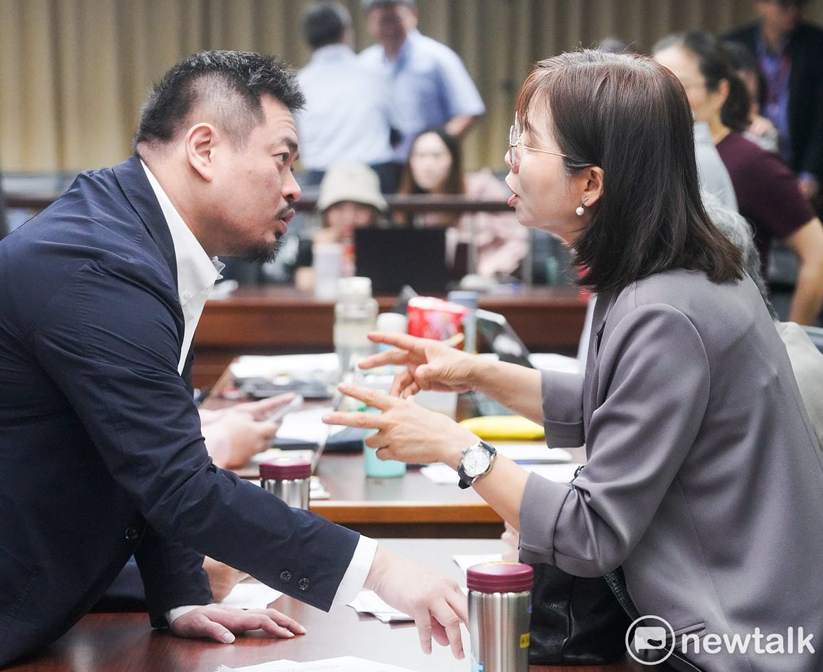 勞動部長洪申翰在立院社福及衛環委員會為了移工引進問題和民進黨立委林淑芬交換意見。 圖：張良ㄧ/攝