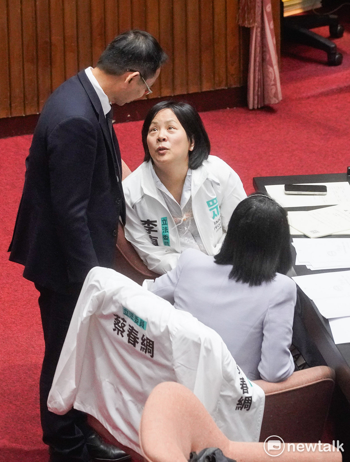 民眾黨立委李貞秀日前在立院院會和民眾黨團總召陳清龍交換意見。 圖：張良一/攝（資料照）