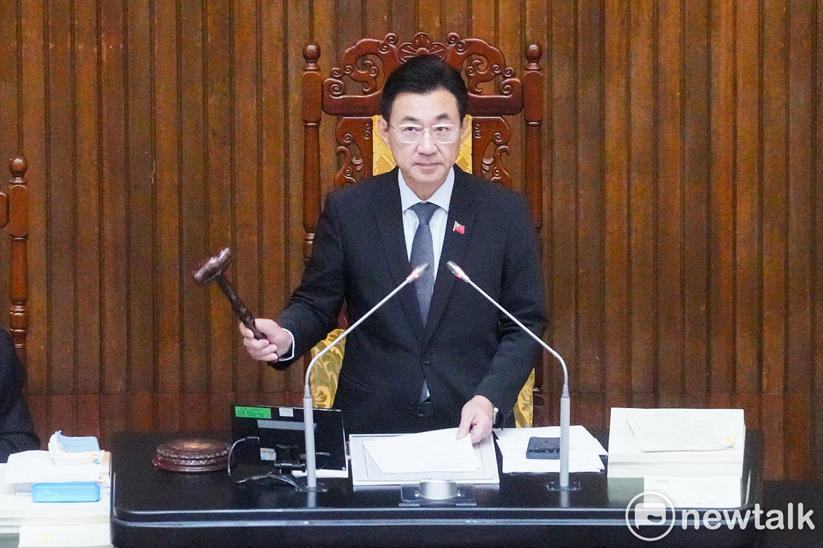 立法院副院長江啟臣在立院院會敲槌三讀通過兒童托育服務法草案。 圖：張良一/攝