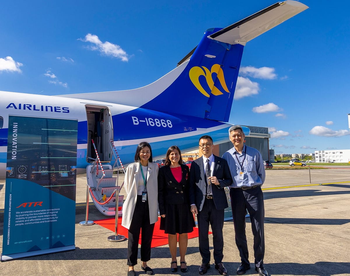 華信航空接機小組與法國ATR 原廠團隊在B- 16868 新機前合影 圖：華信航空／提供