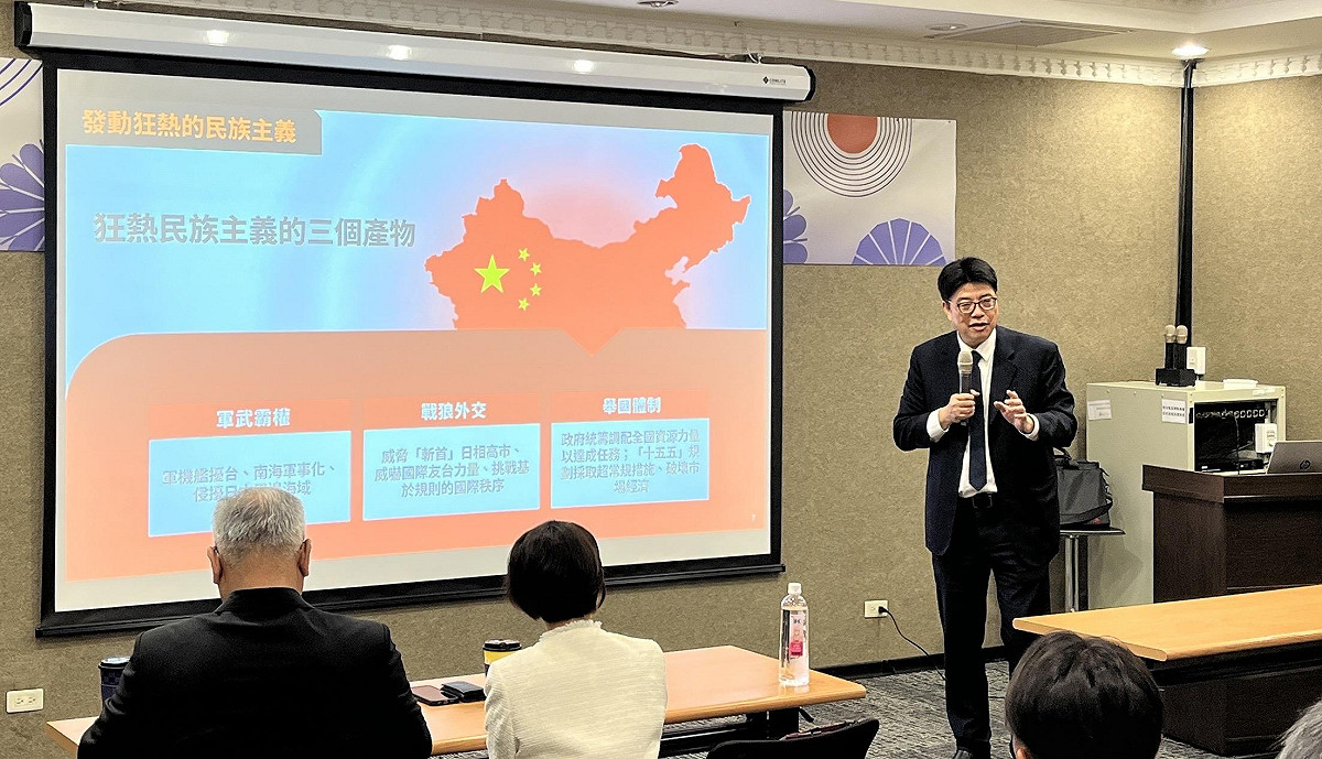 邱垂正以「兩岸關係與政府兩岸政策」為題指出，當前兩岸關係呈現競合並存態勢。 圖：安倍政經塾／提供