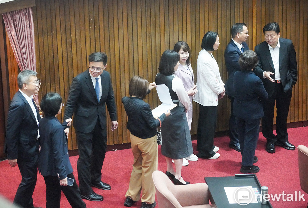 立院院會上午針對檢察總長人事案進行同意權投票，圖為國民黨團總召傅崐萁、民進黨立院黨團總召蔡其昌等人排隊等候投票。 圖：張良一/攝