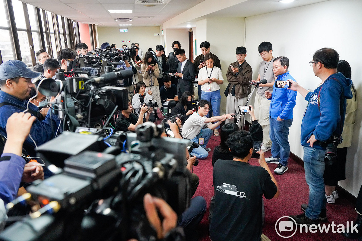 圖為國民黨立委賴士葆出席國民黨立院黨團大會後，說明會中討論軍購案情況。 圖：張良一/攝