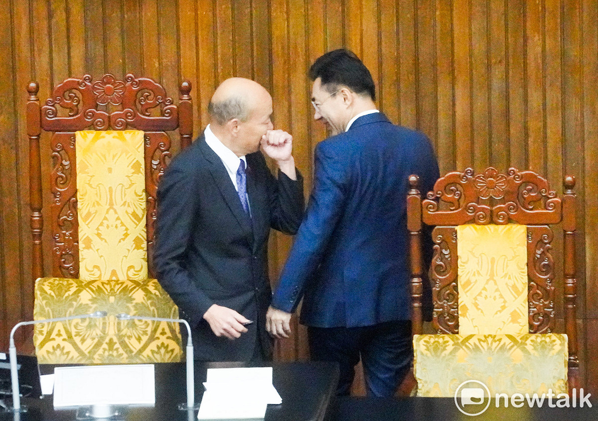 立法院院會上午對檢察總長人事案進行同意權投票，圖為立法院長韓國瑜投票後和立院副院長江啟臣交談。 圖：張良一/攝