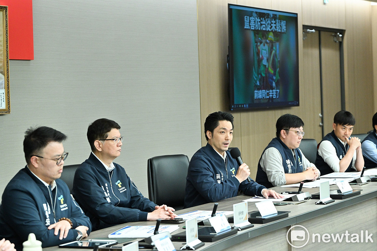 台北市長蔣萬安率環保局長徐世勳（右二）、衛生局長黃建華（左二）舉行記者會，強調北市府對鼠害防治從未鬆懈。 圖：張良一 / 攝