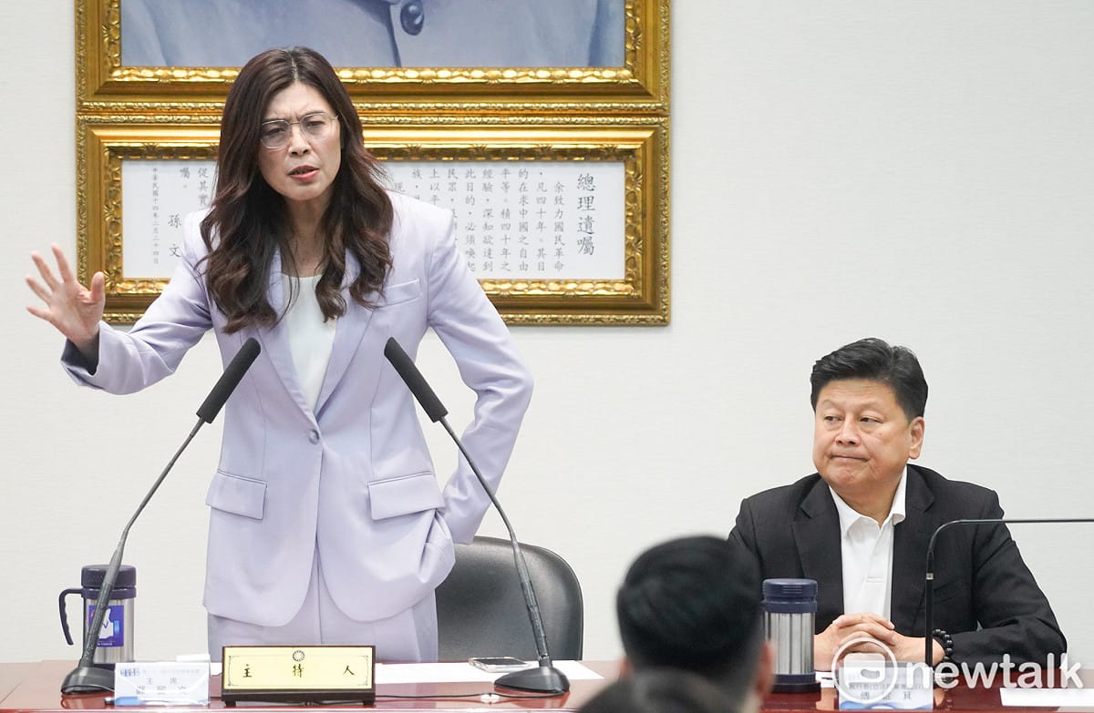 國民黨主席鄭麗文主持中常會，右為國民黨立院黨團總召傅崐萁。 圖：張良一/攝（資料照）