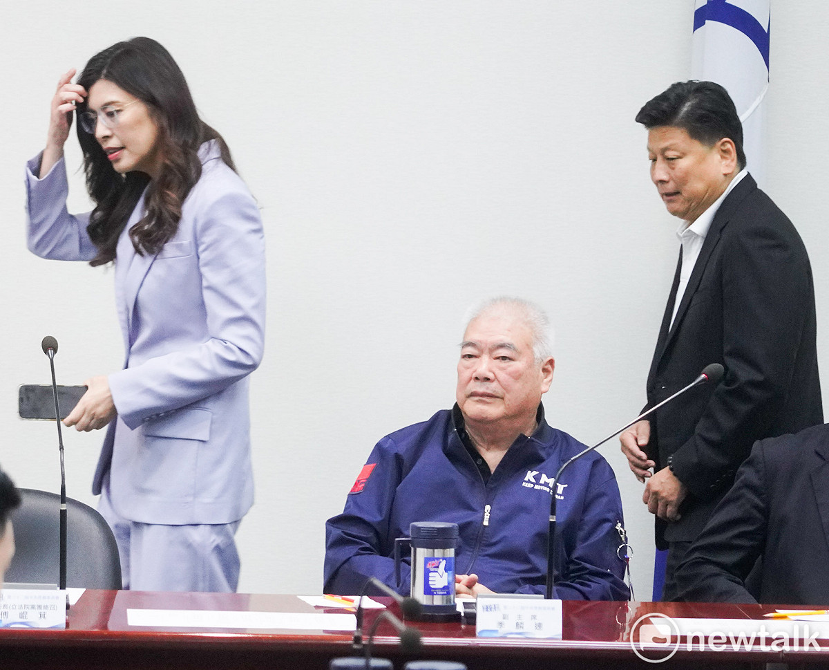 國民黨主席鄭麗文與國民黨立院黨團總召傅崐萁出席國民黨中常會。 圖：張良一/攝